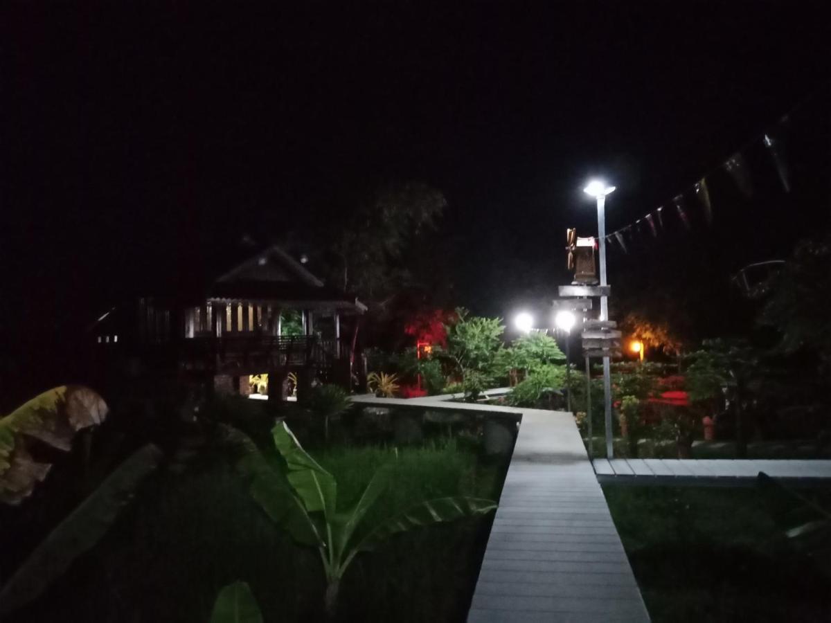 เรือนไทยใจสุขเอ๋ย Hotel Ban Bang Wa Bagian luar foto