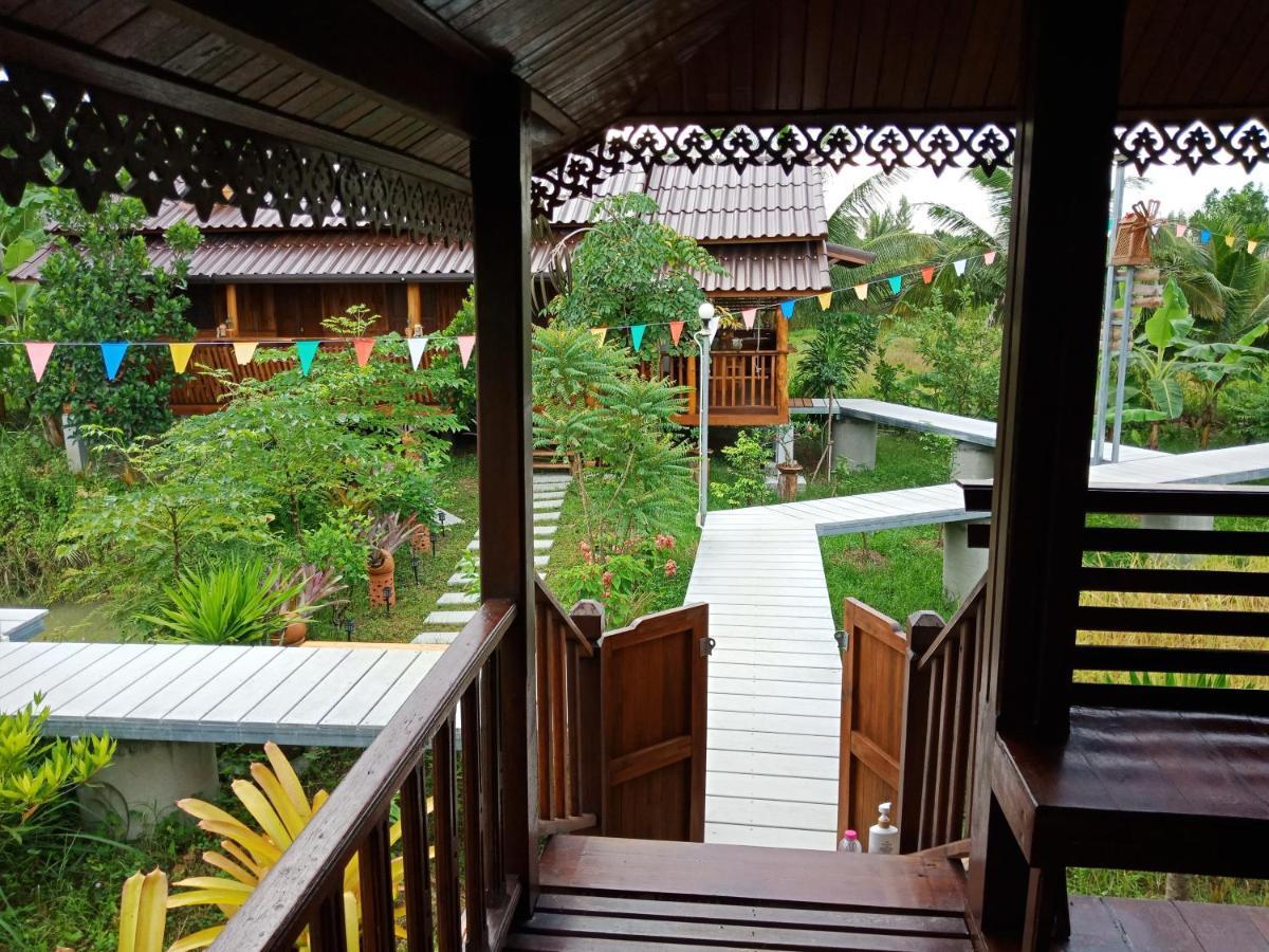 เรือนไทยใจสุขเอ๋ย Hotel Ban Bang Wa Bagian luar foto
