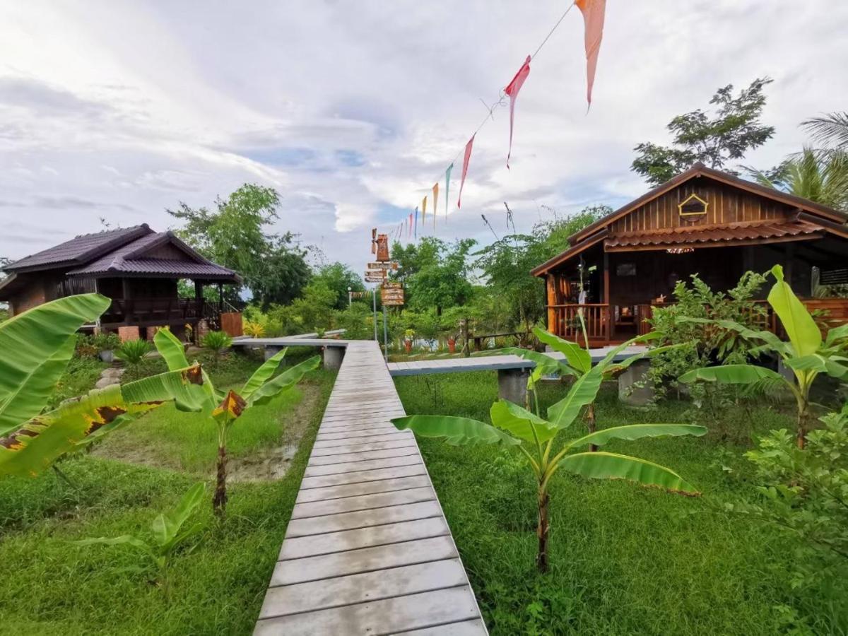 เรือนไทยใจสุขเอ๋ย Hotel Ban Bang Wa Bagian luar foto